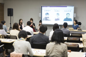 浩志会での講演の様子　会議室での講演者と出席者の写真