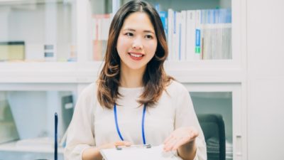 合理的配慮のイメージ写真。オフィスで働く女性。